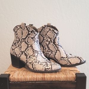 Style & Co 8.5 Snake print bootie